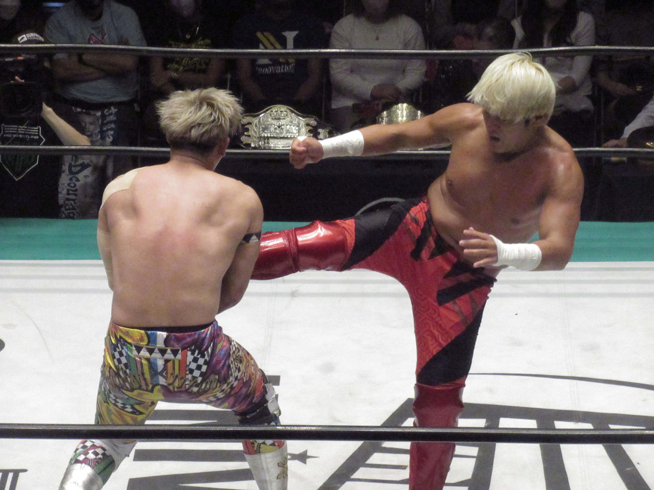 清宮（手前）に蹴りを見舞う拳王（撮影・勝部晃多）