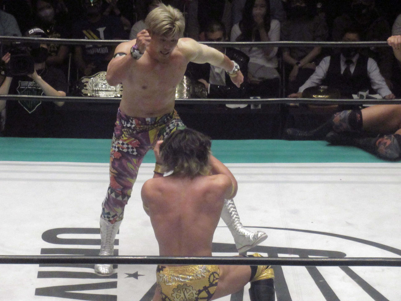 箕浦（手前）にシャイニング・ウィザードを見舞う清宮（撮影・勝部晃多）