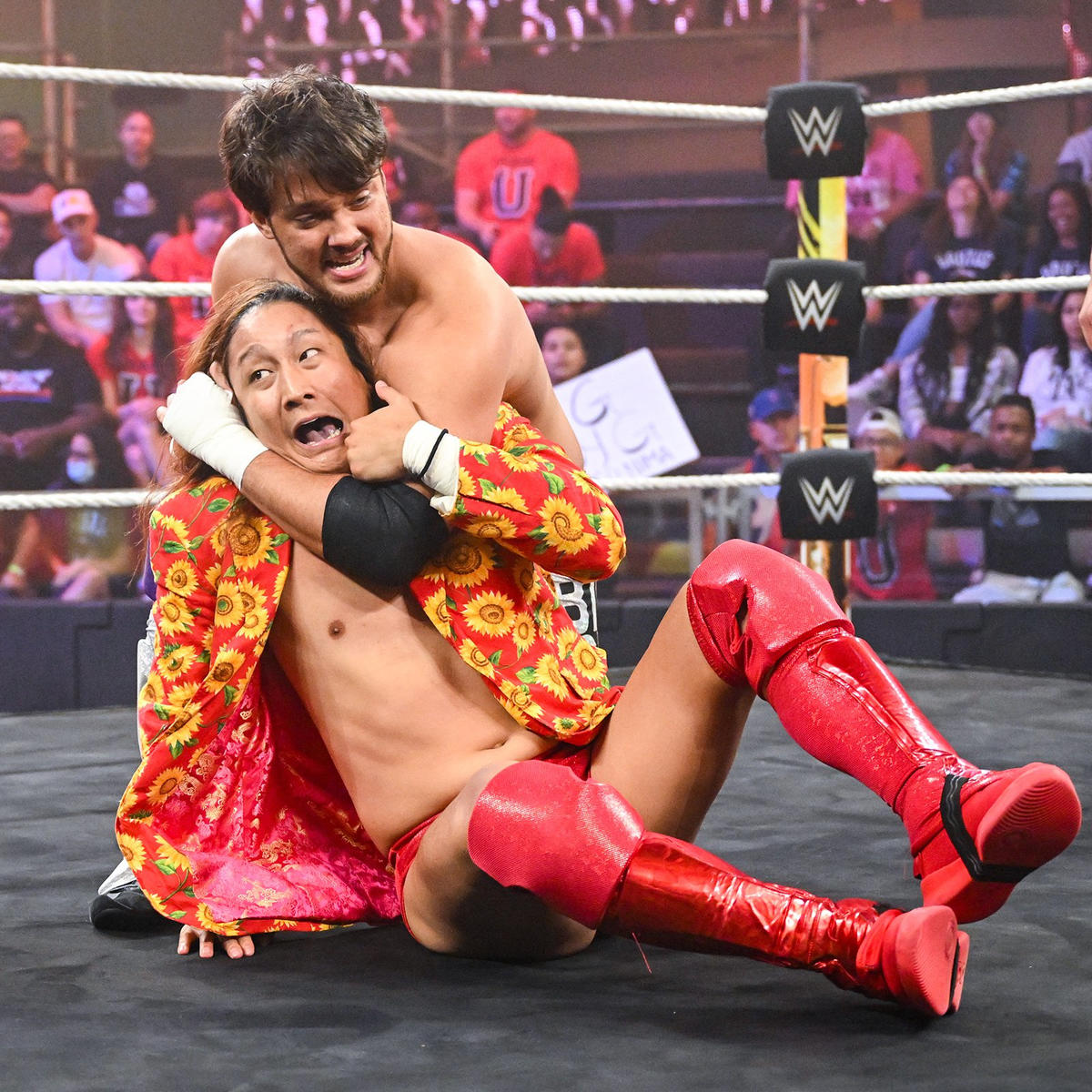 ハビエル・バーナル（後方）に裸絞めされるイケメン二郎（C）2022 WWE, Inc. All Rights Reserve