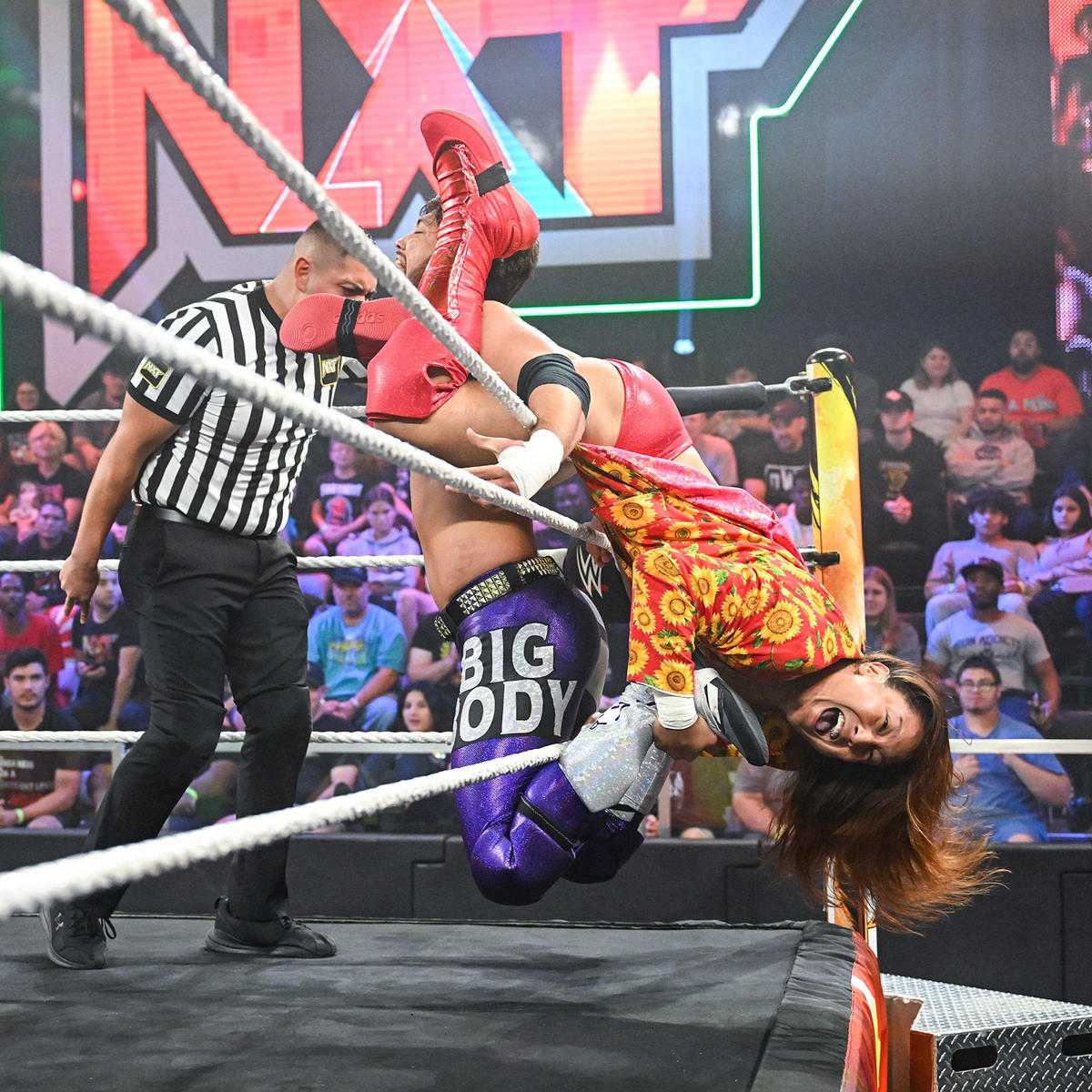 ハビエル・バーナル（左）をロープを使って絞めるイケメン二郎（C）2022 WWE, Inc. All Rights Reserve