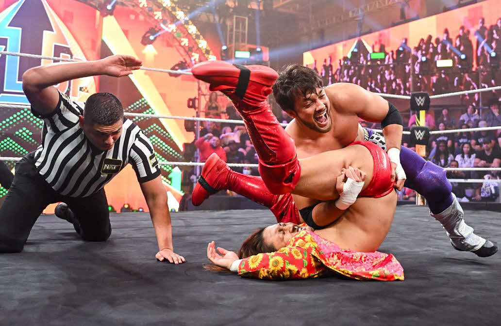 ハビエル・バーナル（右端）にフォールされるイケメン二郎（中央）（C）2022 WWE, Inc. All Rights Reserve