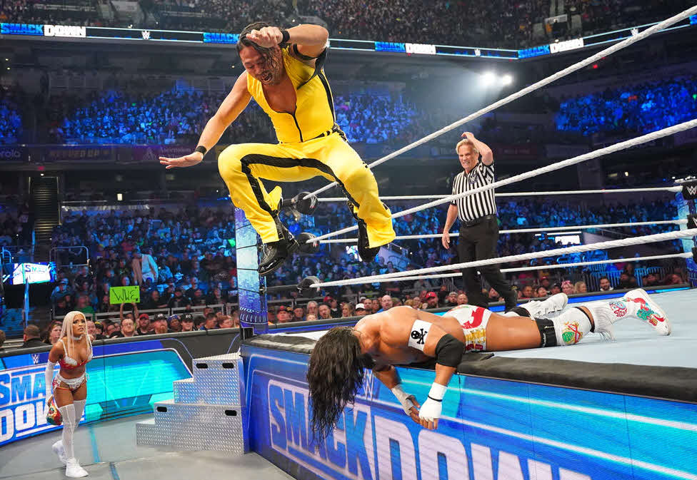 サントス・エスコバー（右）に断崖式ニードロップを狙う中邑真輔（C）2022 WWE, Inc. All Rights Reserve