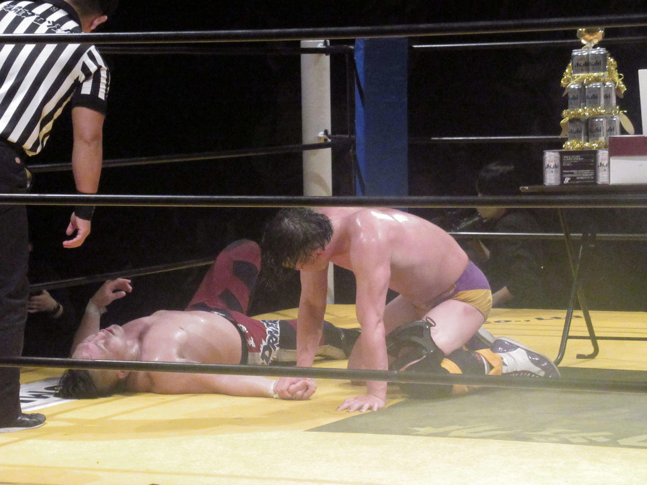 佐藤（左）を下し、第2回「龍魂杯」を制した矢野（撮影・勝部晃多）