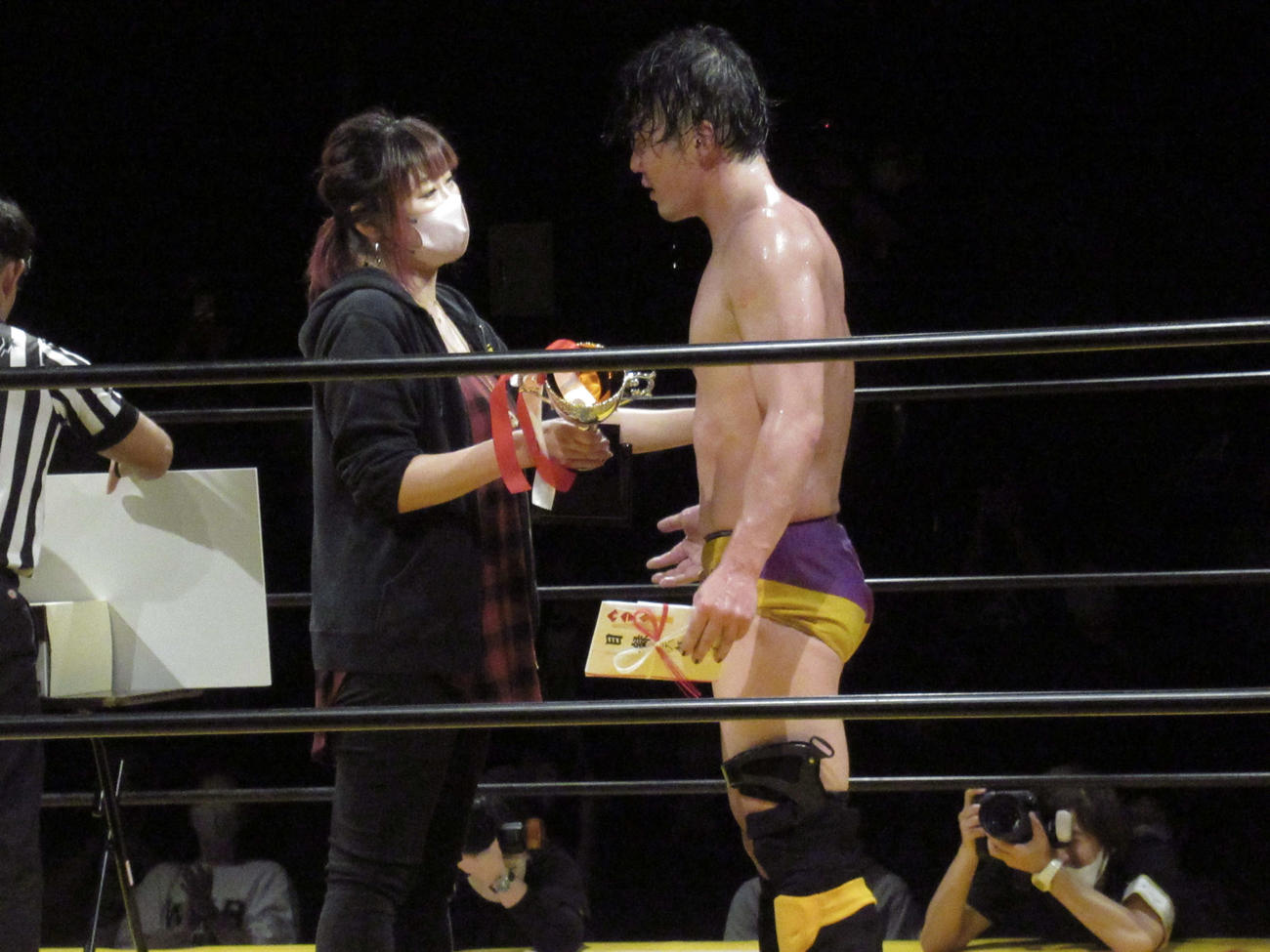 嶋田代表からトロフィーを授与される矢野（撮影・勝部晃多）
