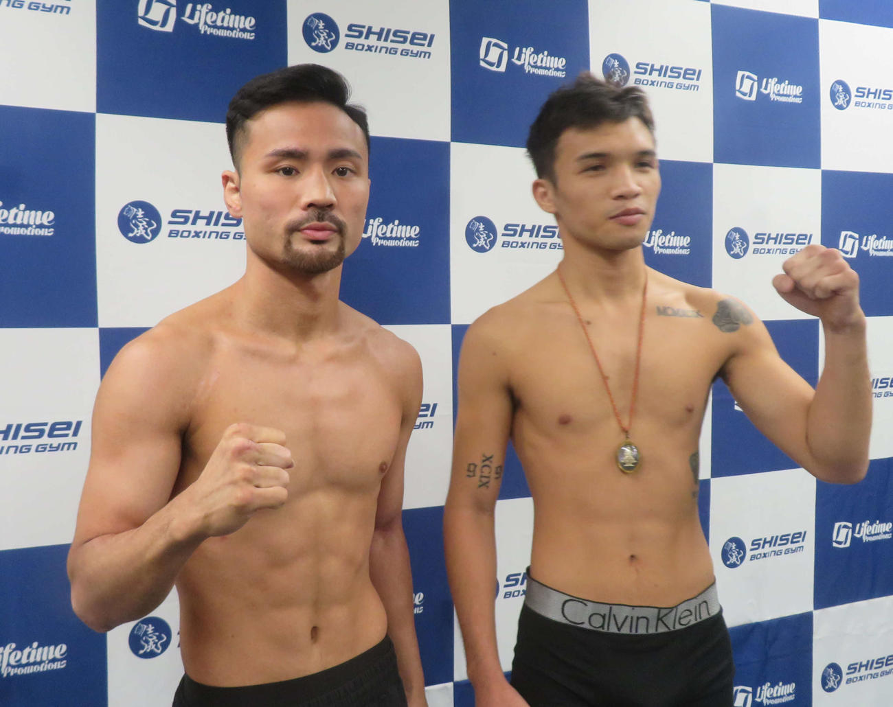対戦相手のソンセン・ポータム（右）と計量パスした元WBC世界フライ級王者比嘉大吾