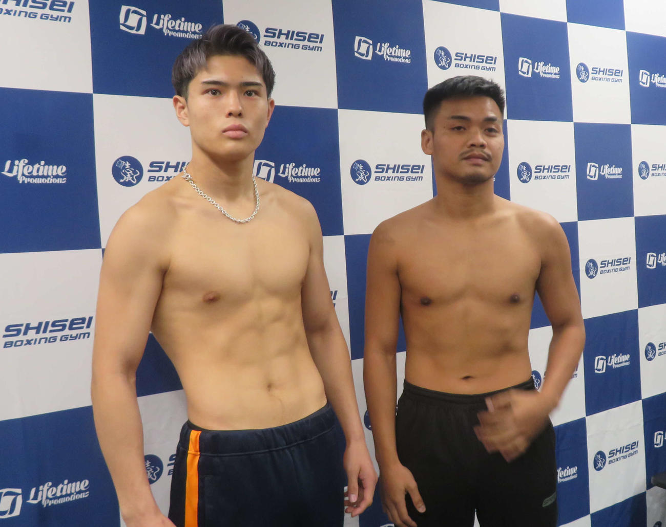 対戦相手のパティパーン・クロンクラーン（右）と計量パスした日本ウエルター級3位佐々木尽