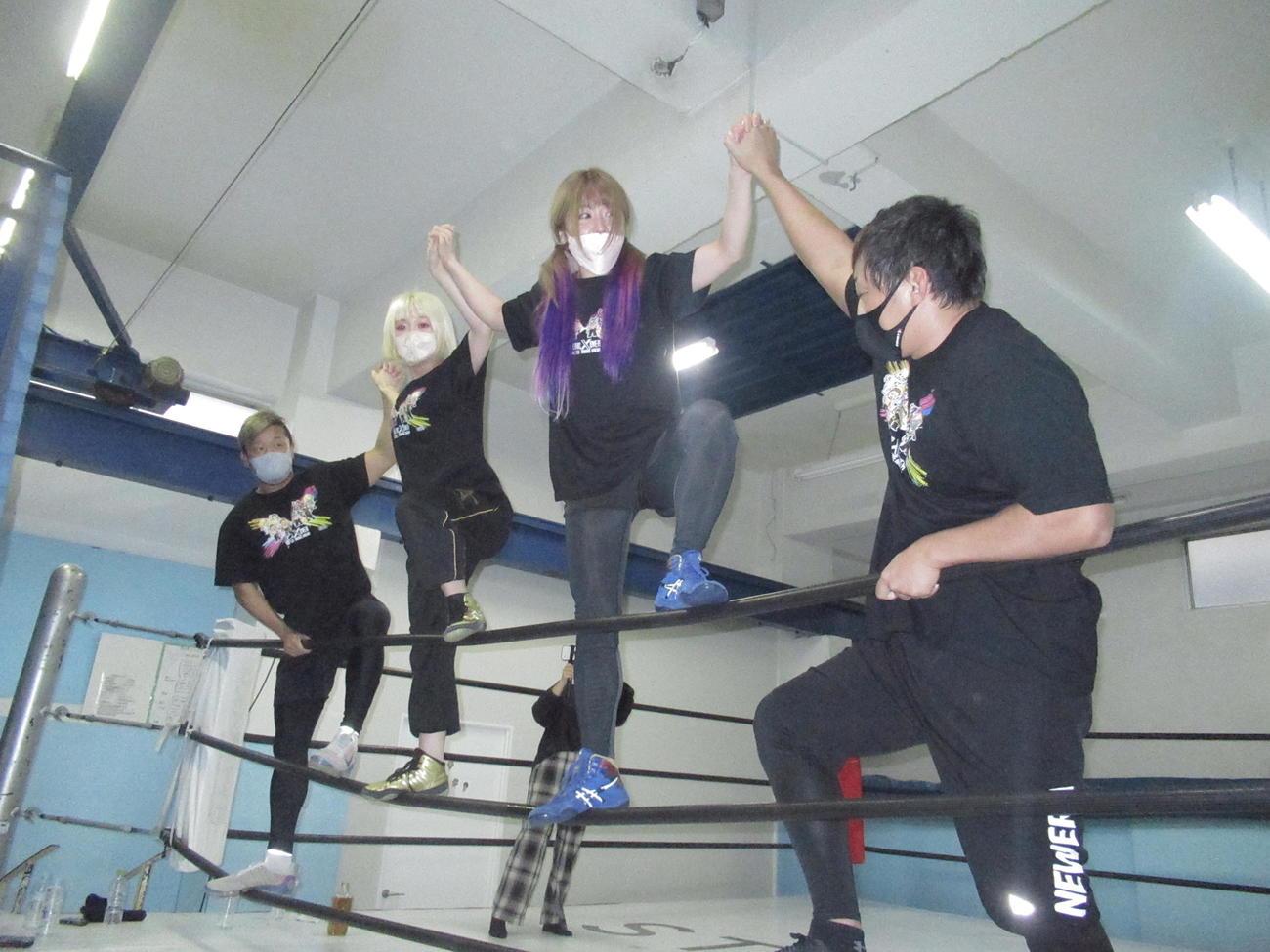 合同練習でコンビ技を披露する、（左から）金丸、なつぽい、中野、タイチ（撮影・勝部晃多）