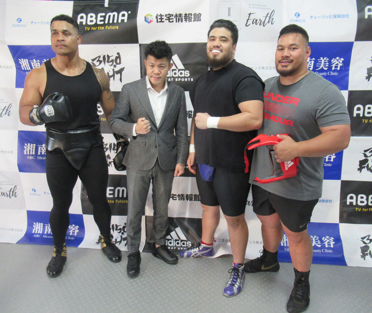 亀田興毅ファウンダー（左から2人目）と日本ヘビー級王者但馬ミツロ（同3人目）。左端はスパーリングパートナーのジョン・マイラ、右端は同じく練習相手のルマン・パーセル（撮影・益田一弘）