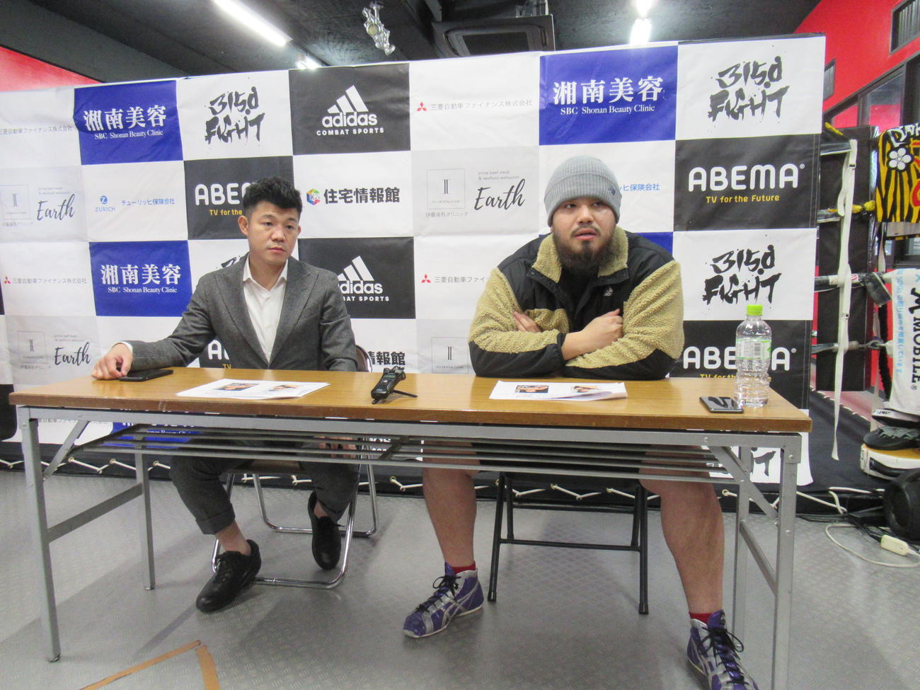 亀田興毅ファウンダー（左）と日本ヘビー級王者但馬ミツロが会見した。（撮影・益田一弘）