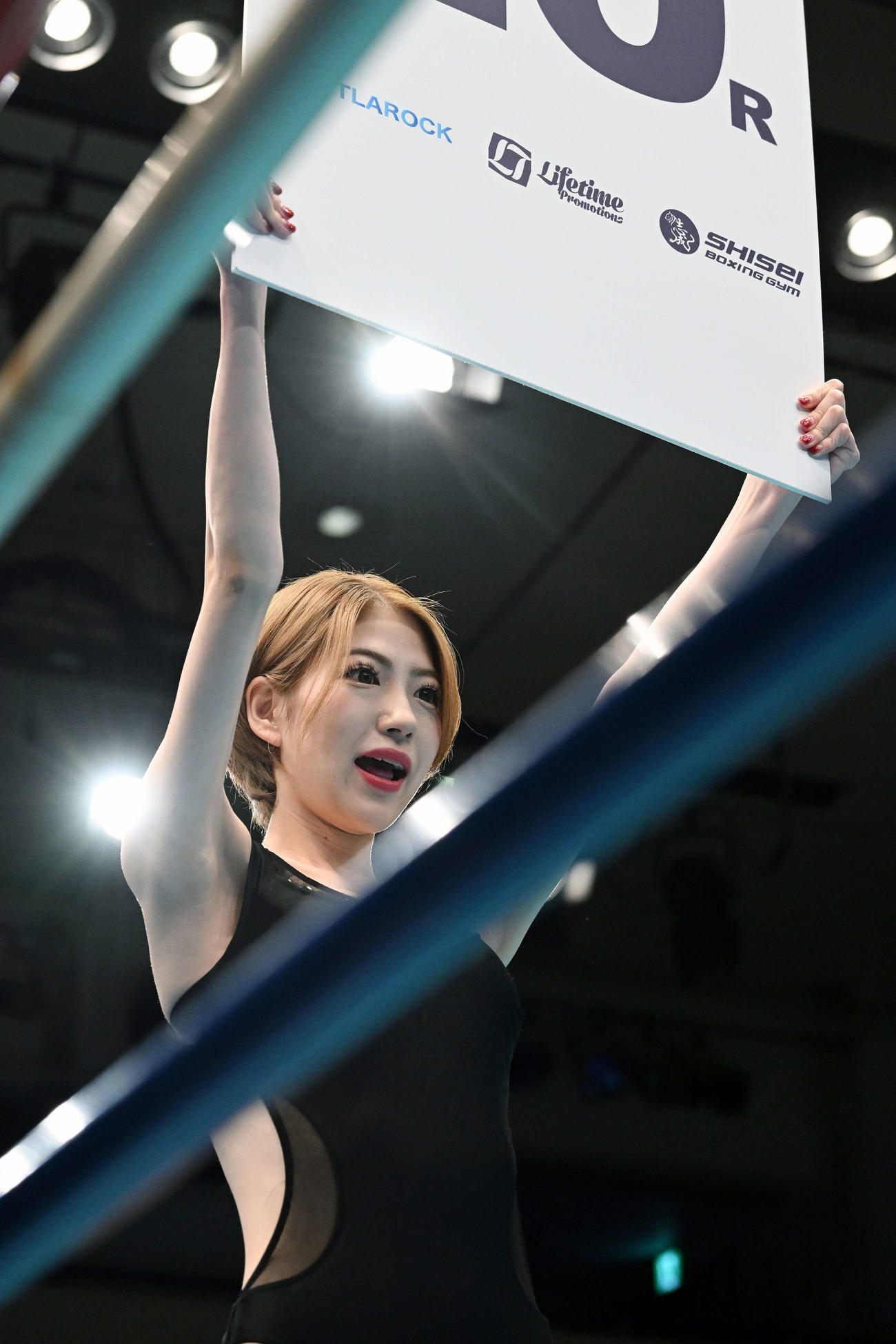 ラウンドを伝えるラウンドガールのララ（撮影・滝沢徹郎）