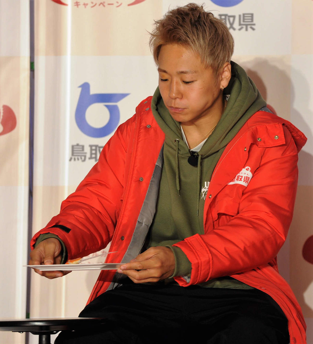 鳥取県の蟹PRイベントに出演し、蟹を食べる武尊