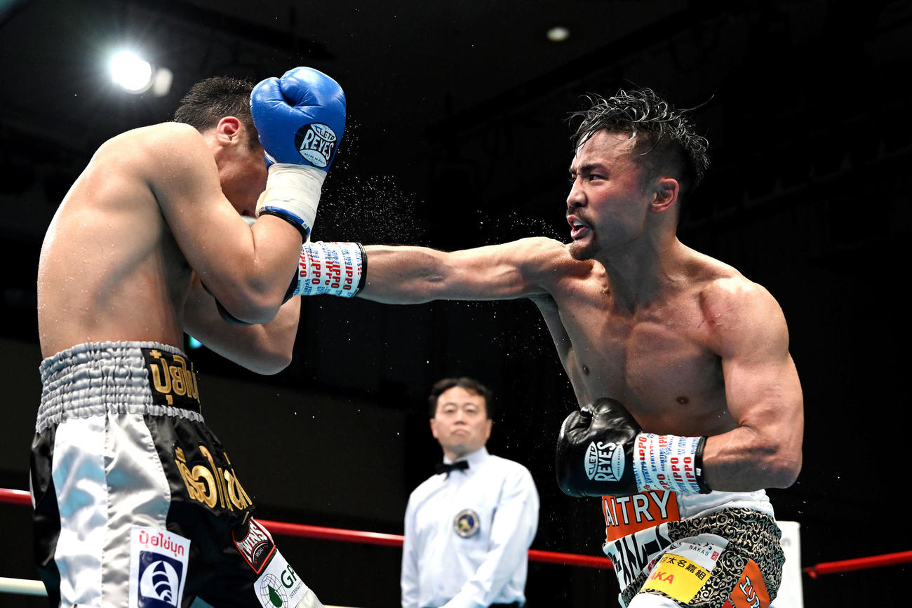 9回、比嘉（右）はソンセン・ポーヤムにパンチを見舞う（撮影・滝沢徹郎）