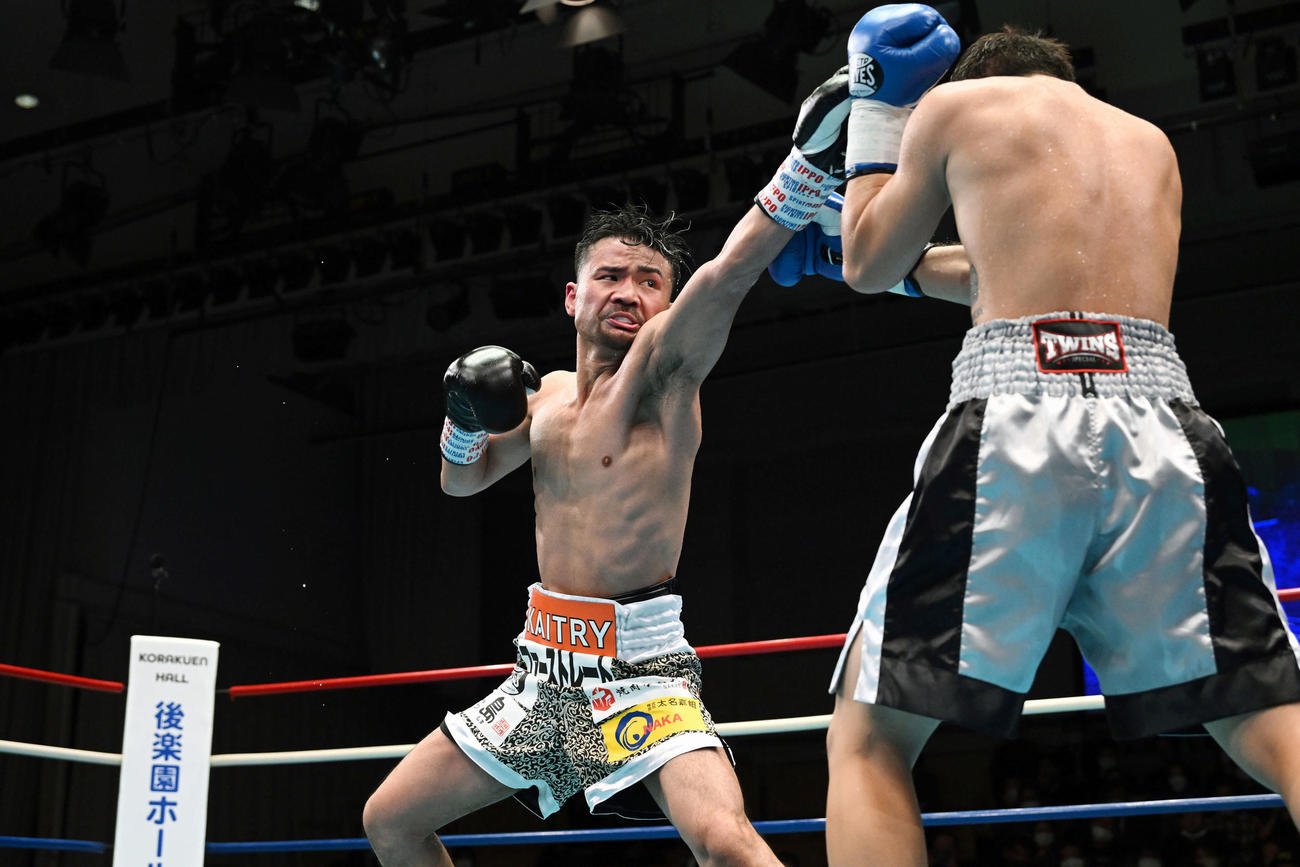 4回、比嘉（左）はソンセン・ポーヤムにパンチを見舞う（撮影・滝沢徹郎）