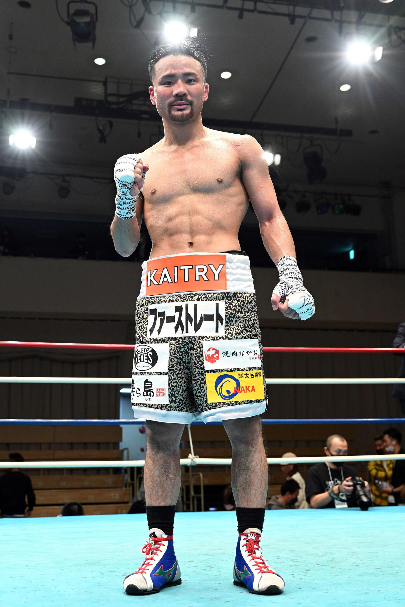 ソンセン・ポーヤムに判定勝ちしポーズを決める比嘉（撮影・滝沢徹郎）