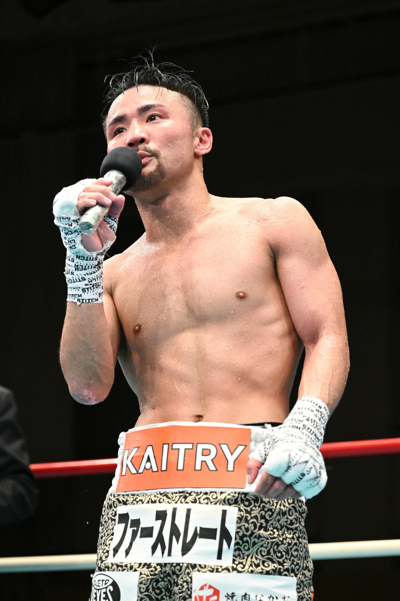 ソンセン・ポーヤムに判定勝ちしインタビューを受ける比嘉（撮影・滝沢徹郎）