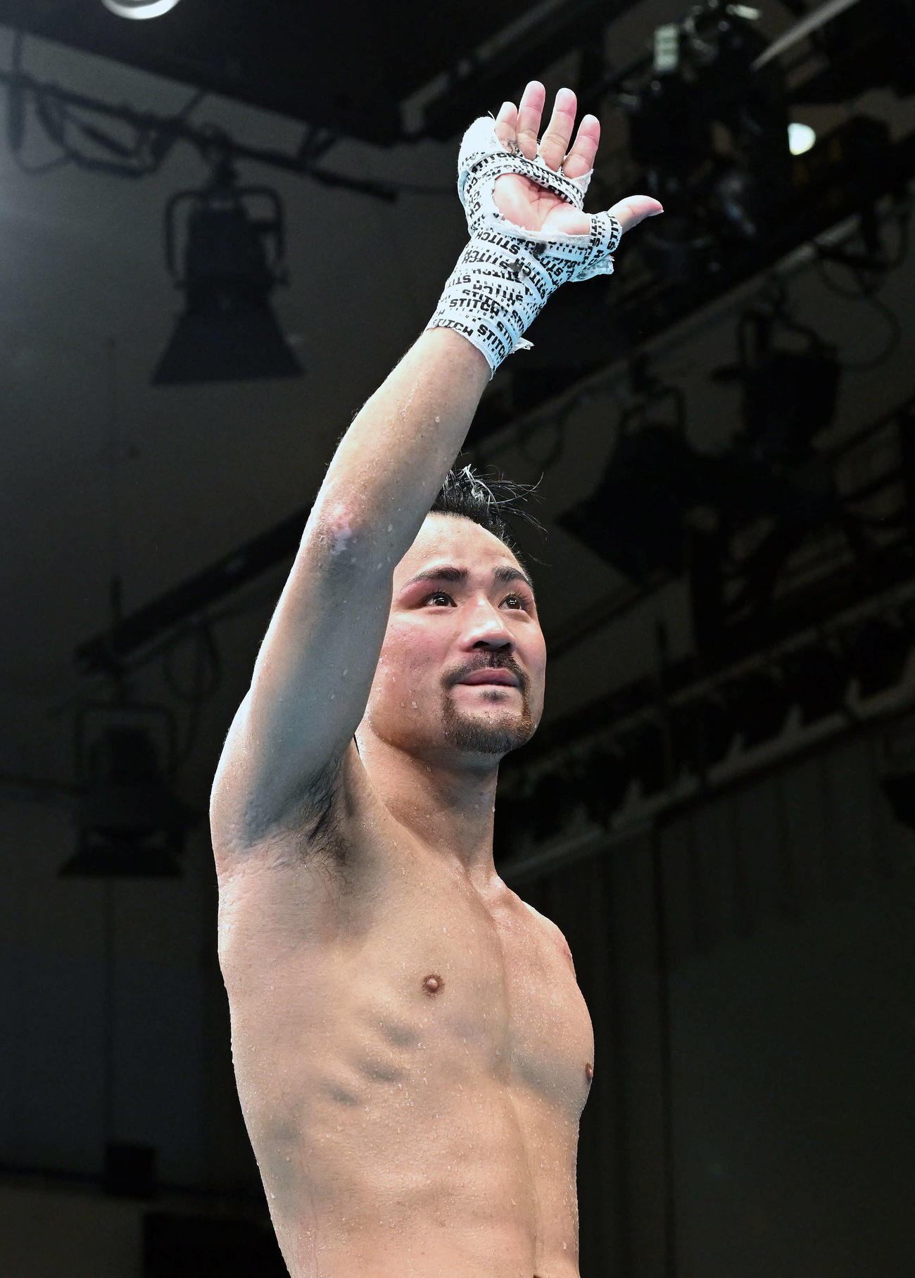 ンセン・ポーヤムに判定勝ちした比吾はファンに手を振る（撮影・滝沢徹郎）