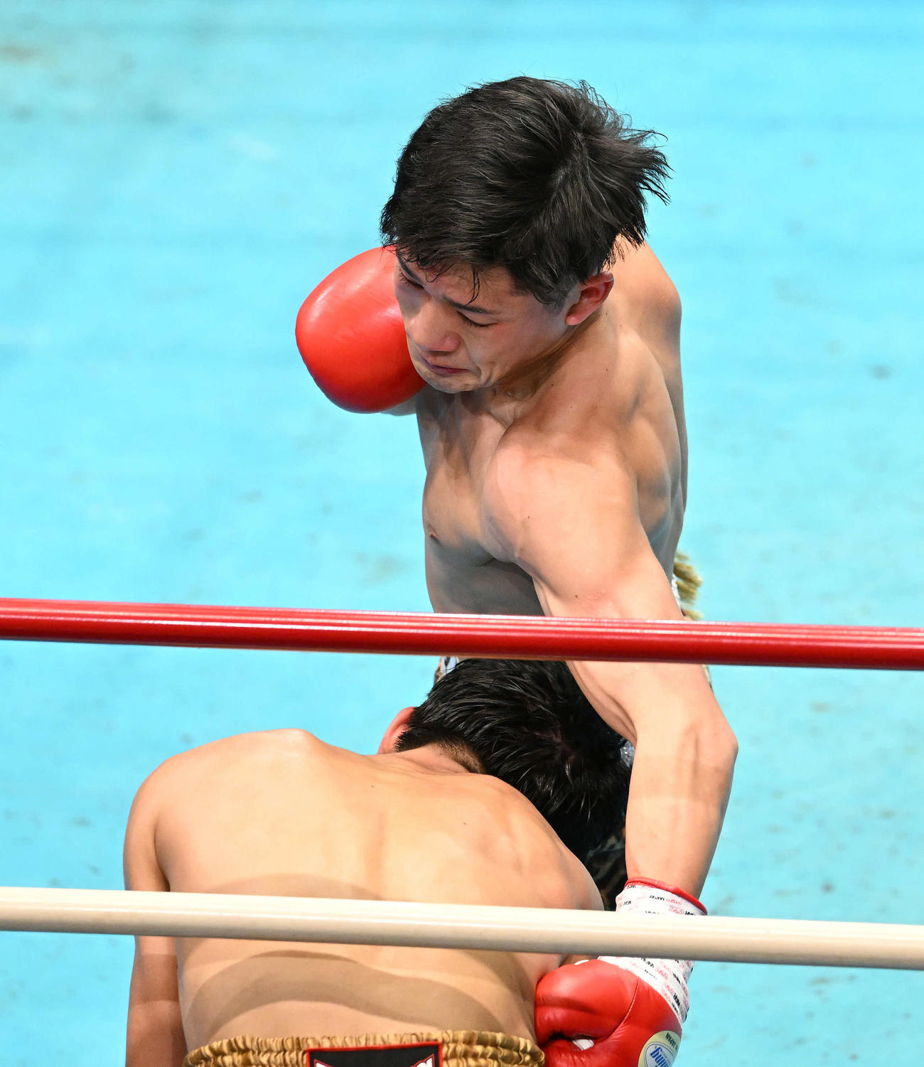 1回、アタノン・クンラウォン（手前）にKO勝ちする鈴木（撮影・滝沢徹郎）