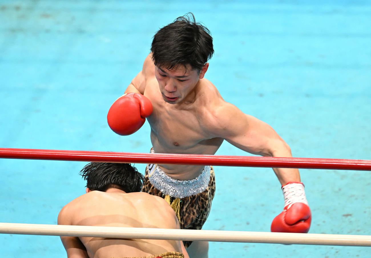 1回、アタノン・クンラウォン（手前）にKO勝ちする鈴木（撮影・滝沢徹郎）