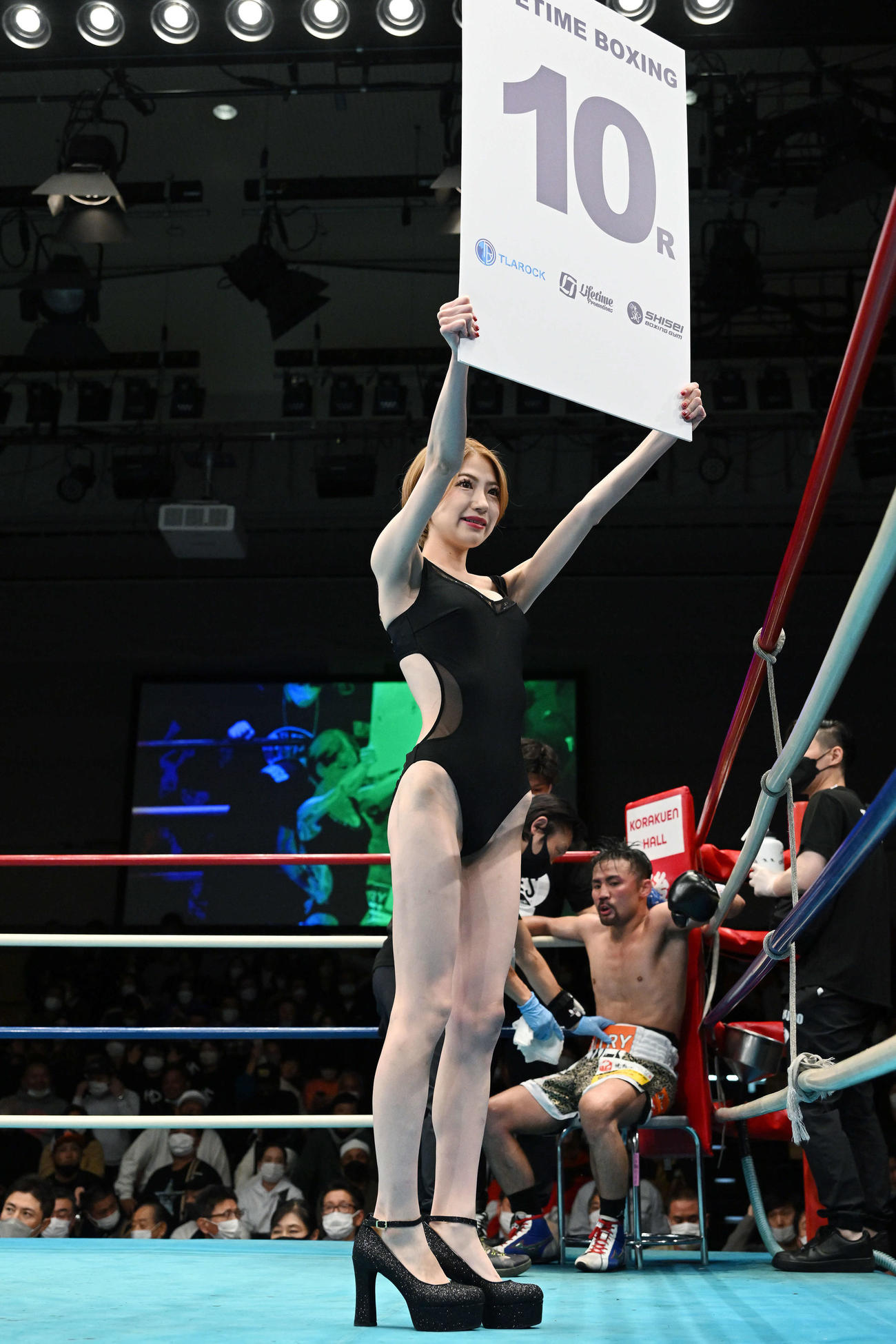 ラウンドを伝えるラウンドガールのララ（撮影・滝沢徹郎）
