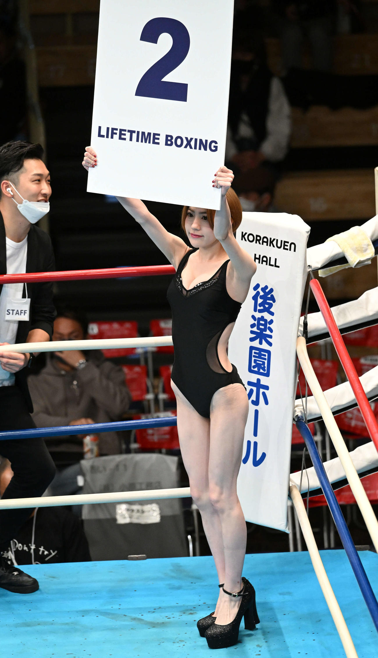 ラウンドガールを務めるララ（撮影・滝沢徹郎）