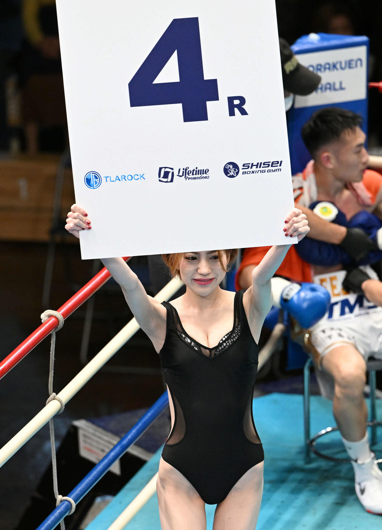 ラウンドガールを務めるララ（撮影・滝沢徹郎）