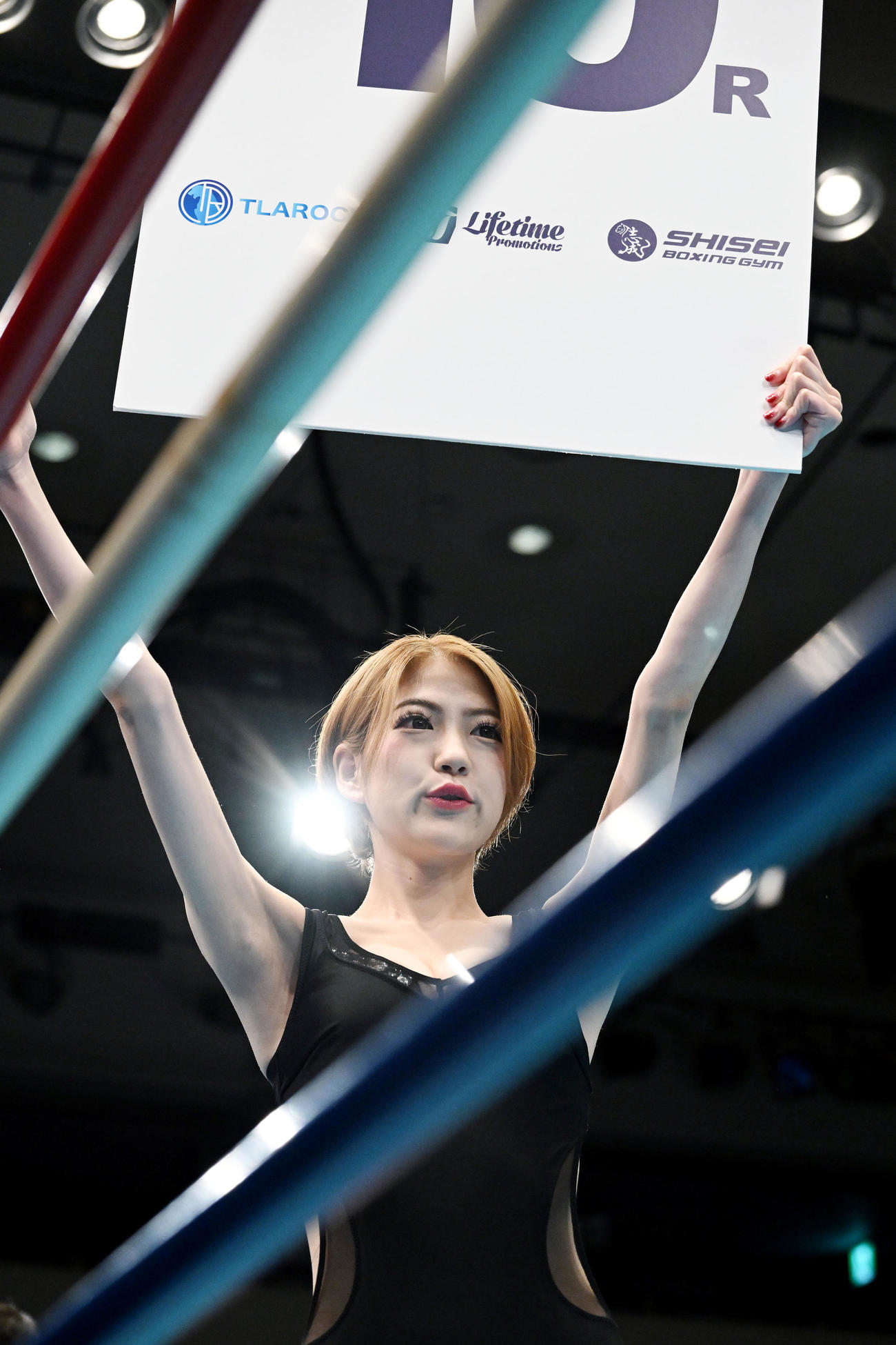 ラウンドを伝えるラウンドガールのララ（撮影・滝沢徹郎）