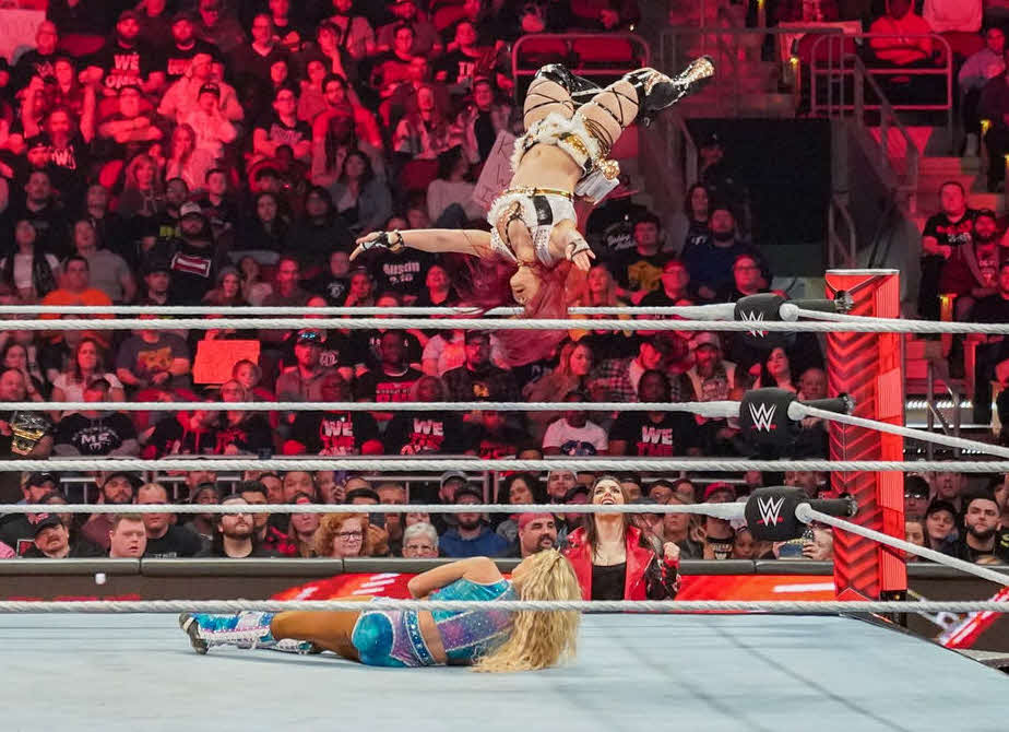 デイナ・ブルック（左下）に月面水爆を狙うイヨ・スカイ（C）2022 WWE, Inc. All Rights Reserve