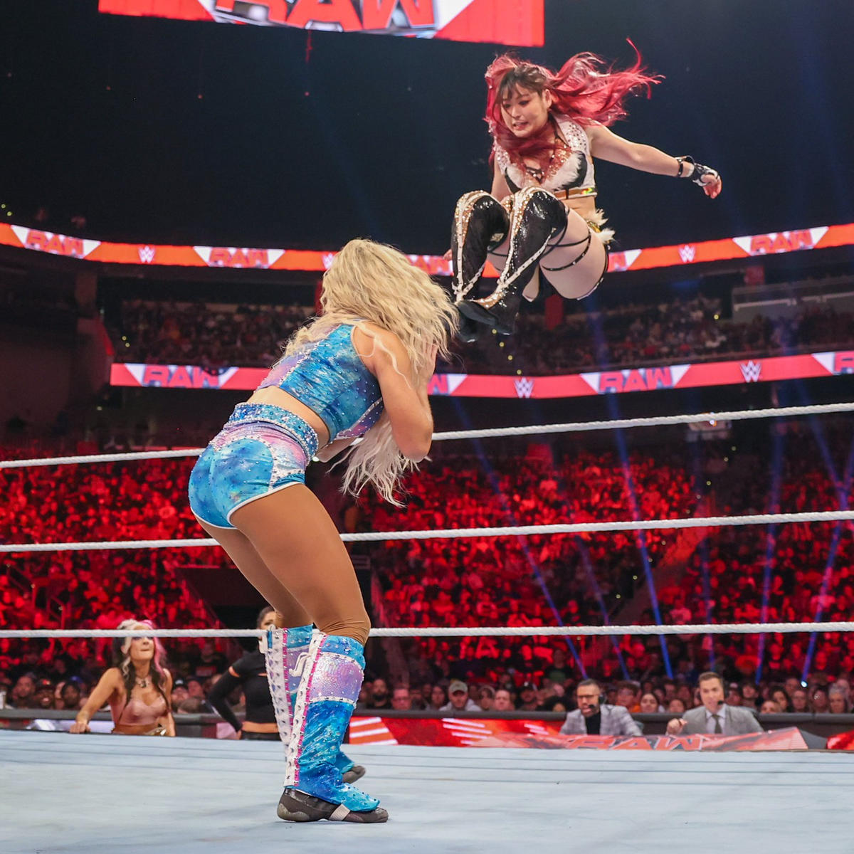 デイナ・ブルック（左）にミサイルキックを決めたイヨ・スカイ（C）2022 WWE, Inc. All Rights Reserve