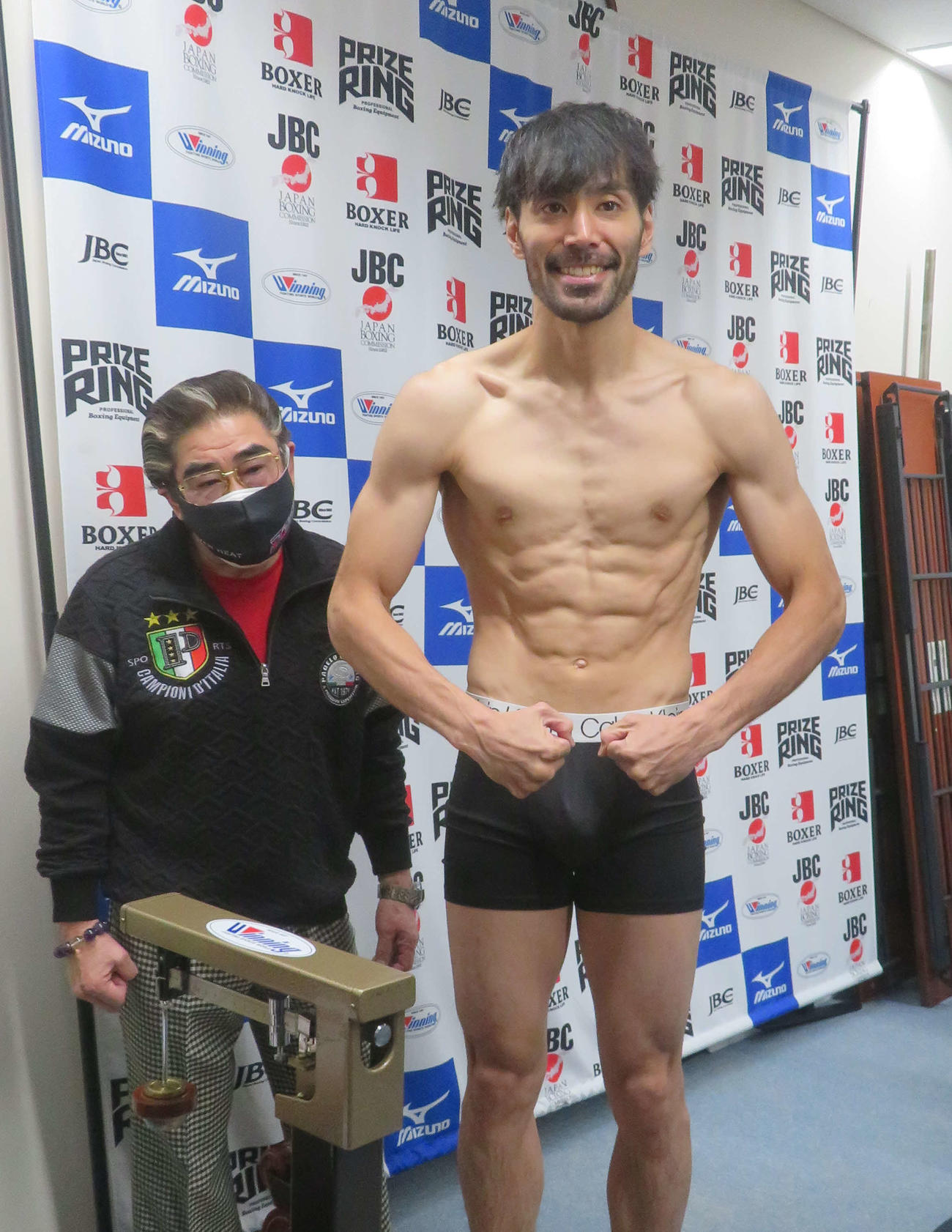 17日の日本ライト級王座挑戦に向けて計量クリアした同級4位ジロリアン陸（右）と所属ジムの川島勝会長
