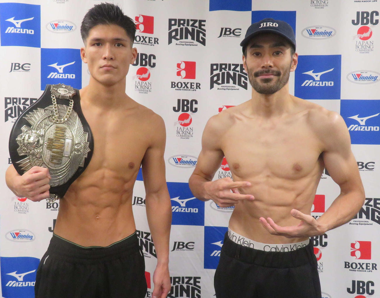 17日の日本ライト級王座挑戦に向けて計量クリアした同級4位ジロリアン陸（右）と同級王者宇津木秀