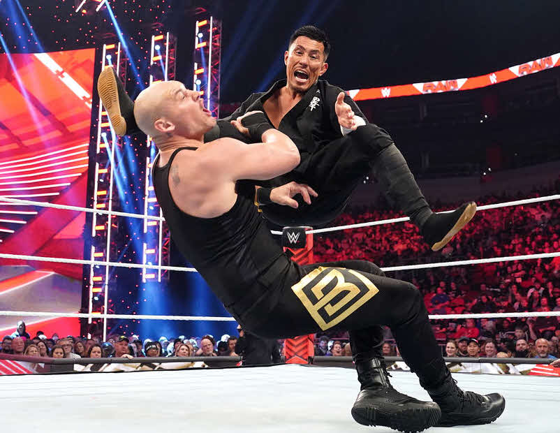 バロン・コービン（左）にシャイニング・ウィザードを仕掛けた戸沢陽（C）2022 WWE, Inc. All Rights Reserve