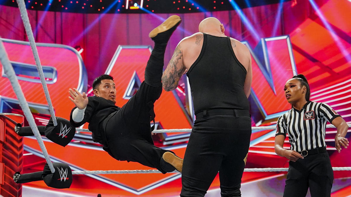 バロン・コービン（中央）に延髄切りを狙う戸沢陽（左端）（C）2022 WWE, Inc. All Rights Reserve