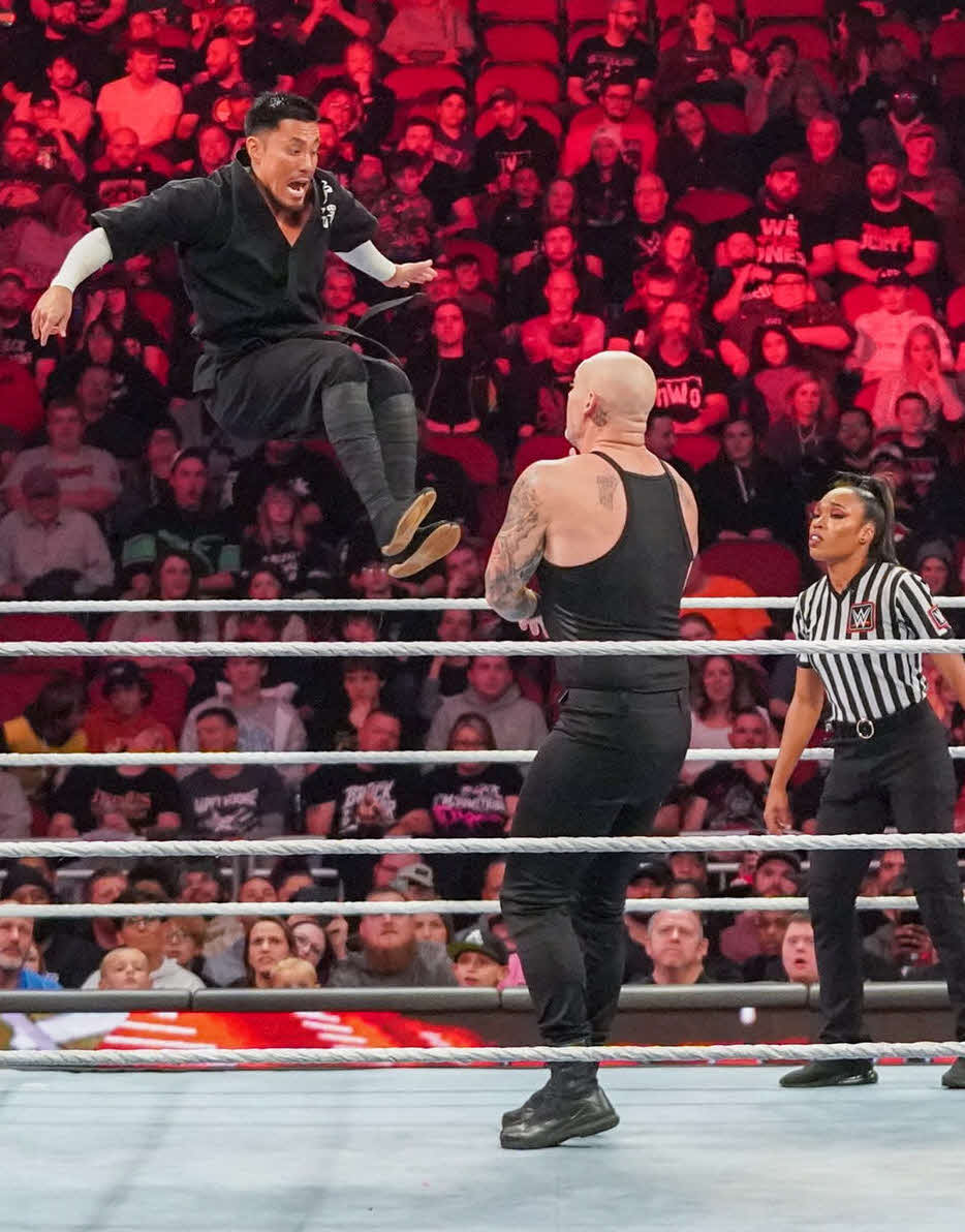 バロン・コービン（右）にミサイルキックを放った戸沢陽（C）2022 WWE, Inc. All Rights Reserve