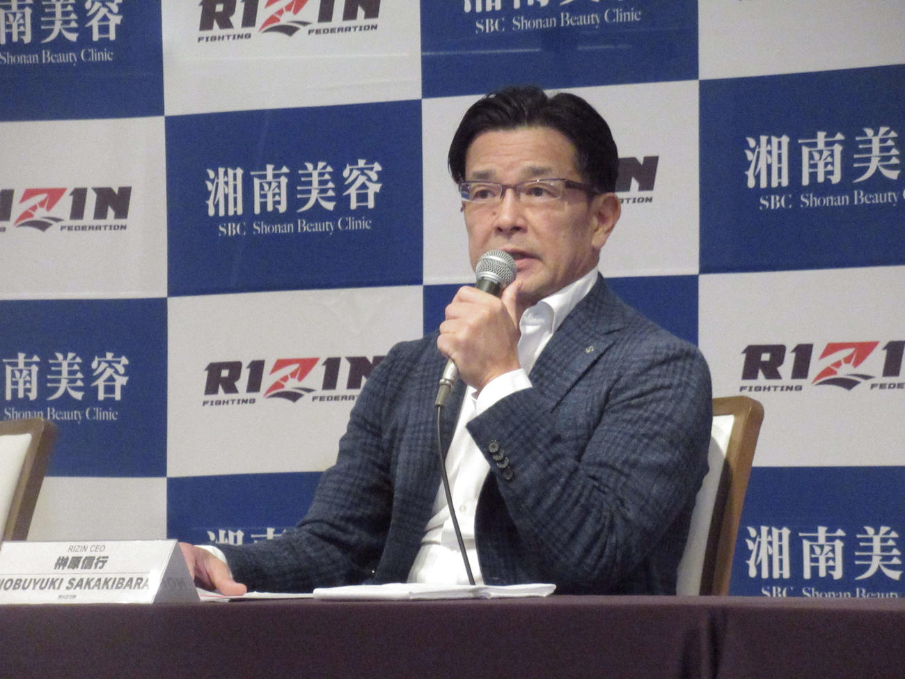 RIZIN40大会追加カード発表記者会見で話す榊原CEO（撮影・勝部晃多）