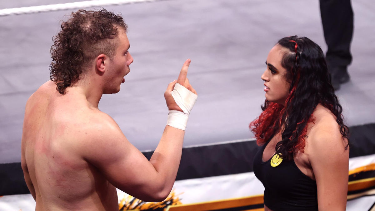 ブルックス・ジェンセン（左）の前に仁王立ちしたエイヴァ・レイン（C）2022 WWE, Inc. All Rights Reserved.