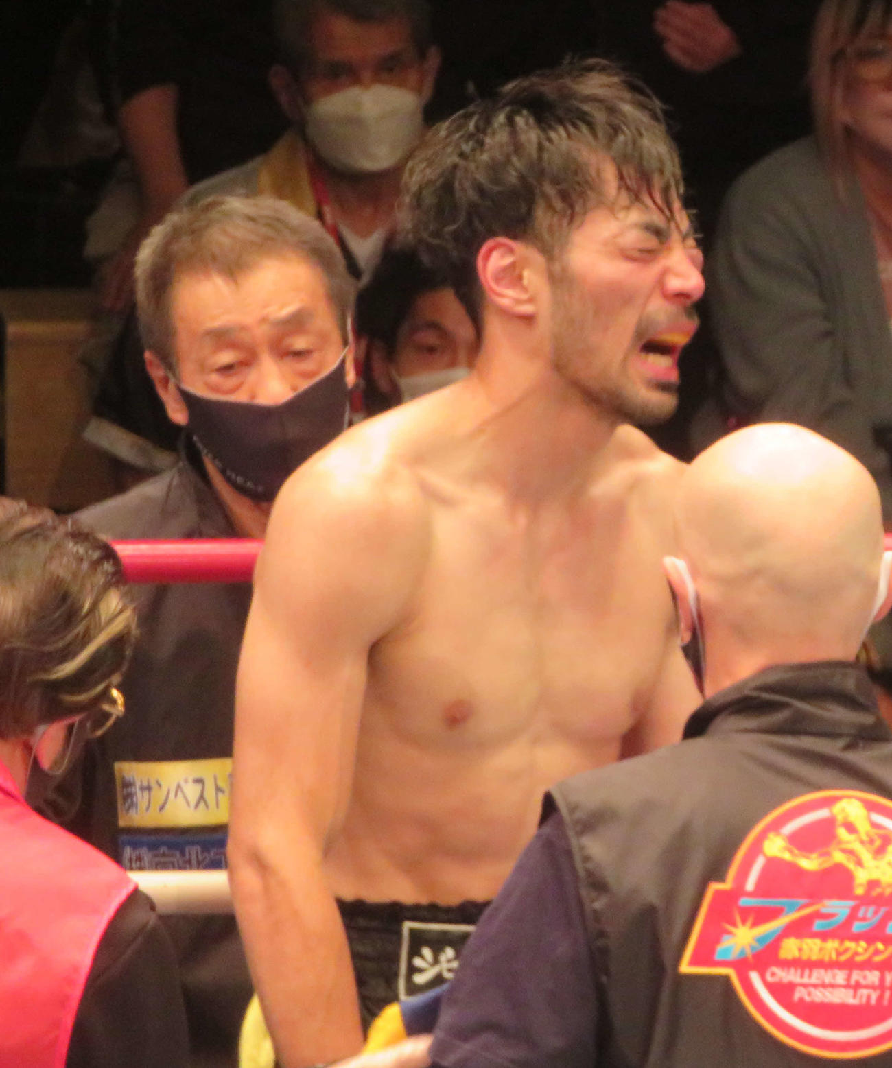 日本ライト級王座に挑戦し、3回TKO負けを喫して悔しそうな表情を浮かべたジロリアン陸