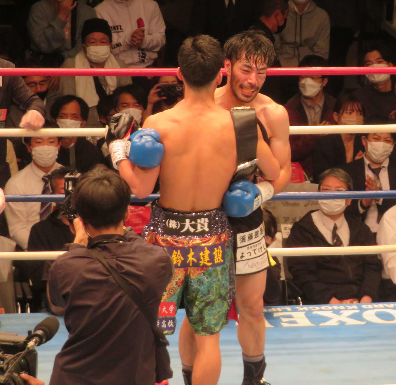 日本ライト級王者宇津木秀（左）と試合後、抱き合ったジロリアン陸