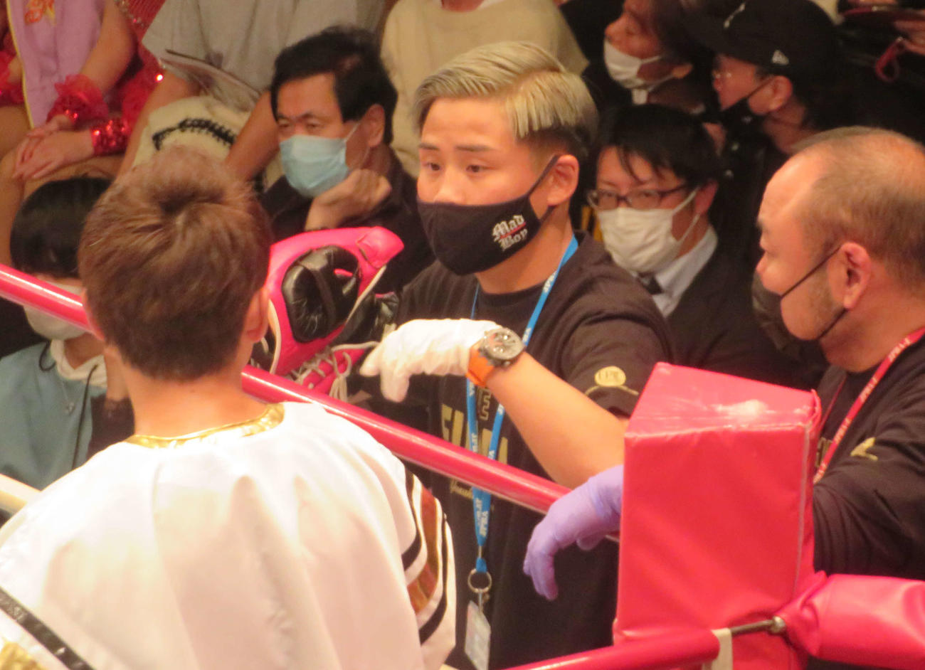 セコンドとして会場に姿をみせた前WBA世界ライトフライ級スーパー王者京口紘人（中央）