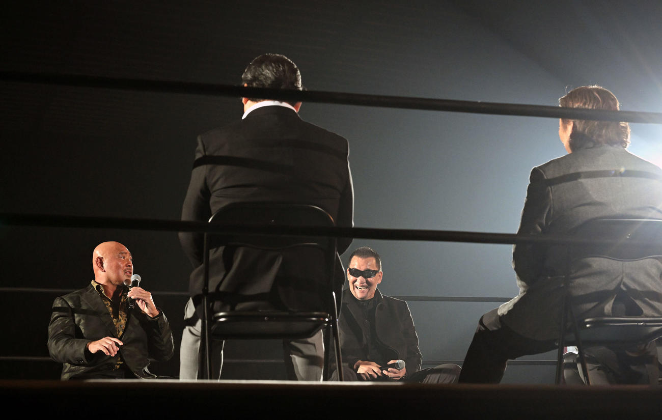 トークする、左から武藤、藤波、蝶野、長州（撮影・滝沢徹郎）