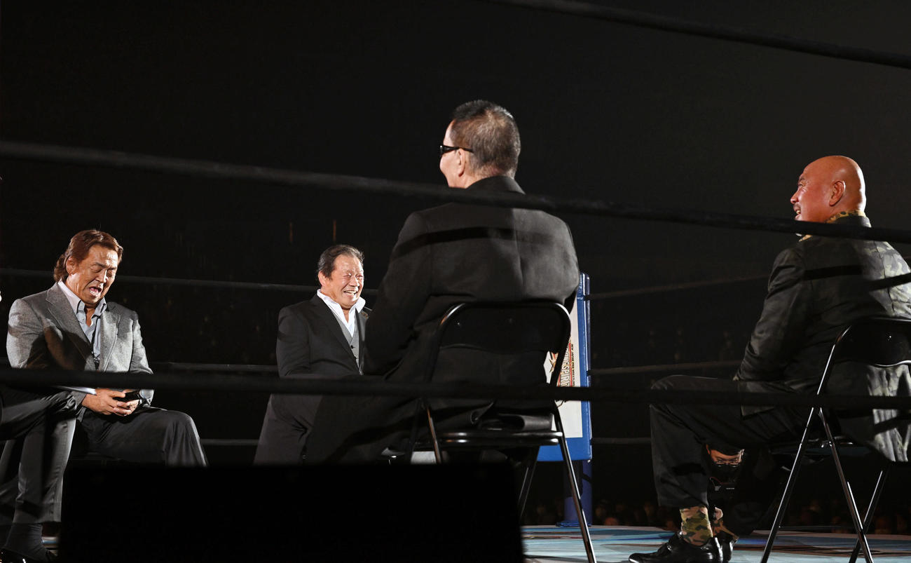 トークする、左から長州、藤波、蝶野、武藤（撮影・滝沢徹郎）