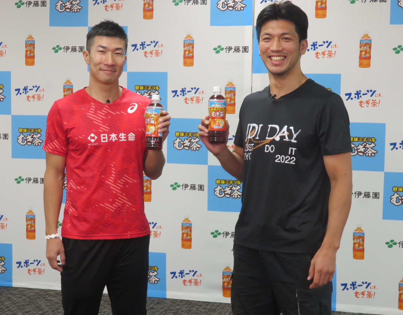 伊藤園主催のオンラインスポーツ教室に参加した陸上短距離の桐生祥秀（左）とボクシング前WBA世界ミドル級スーパー王者村田諒太