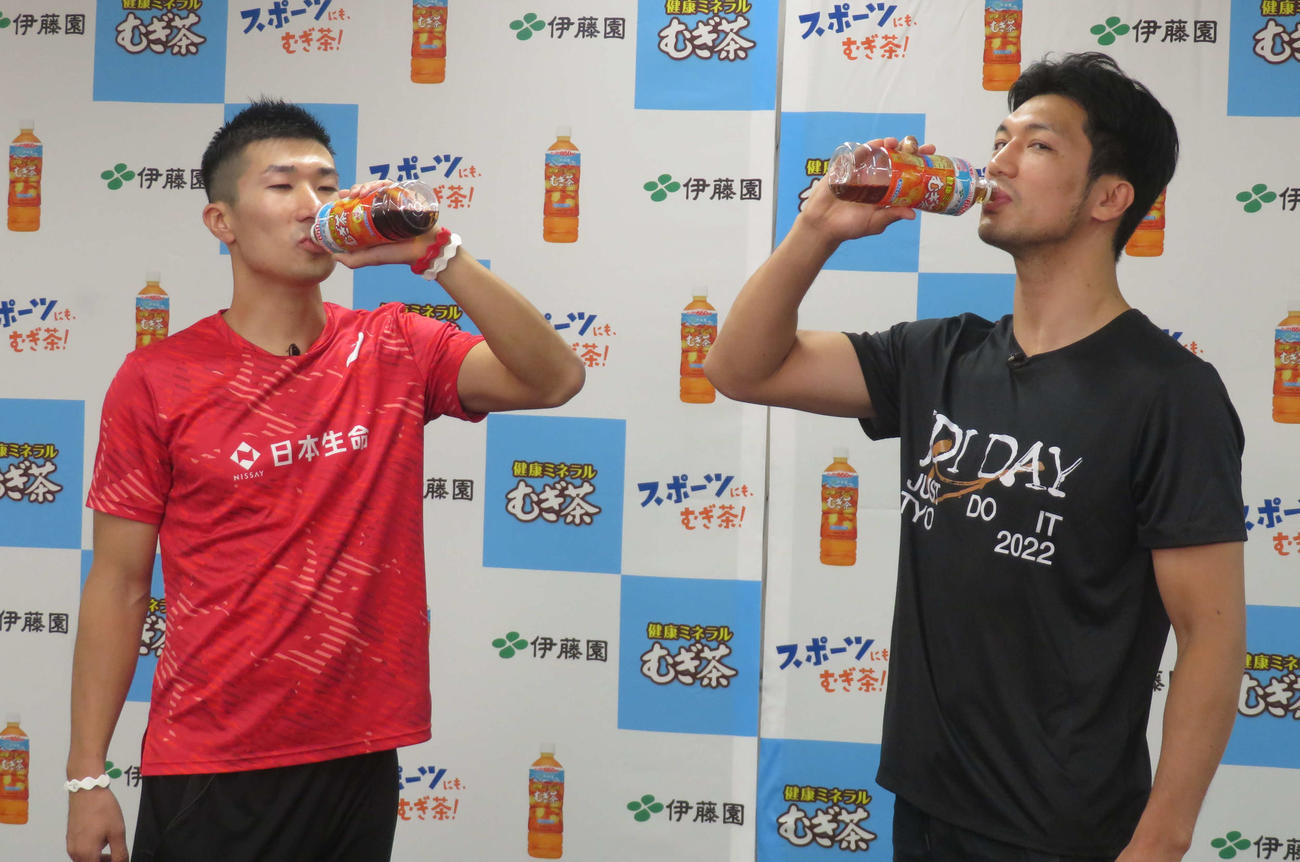 伊藤園主催のオンラインスポーツ教室に登場した陸上短距離の桐生祥秀（左）とボクシング前WBA世界ミドル級スーパー王者村田諒太はむぎ茶を飲むポーズ