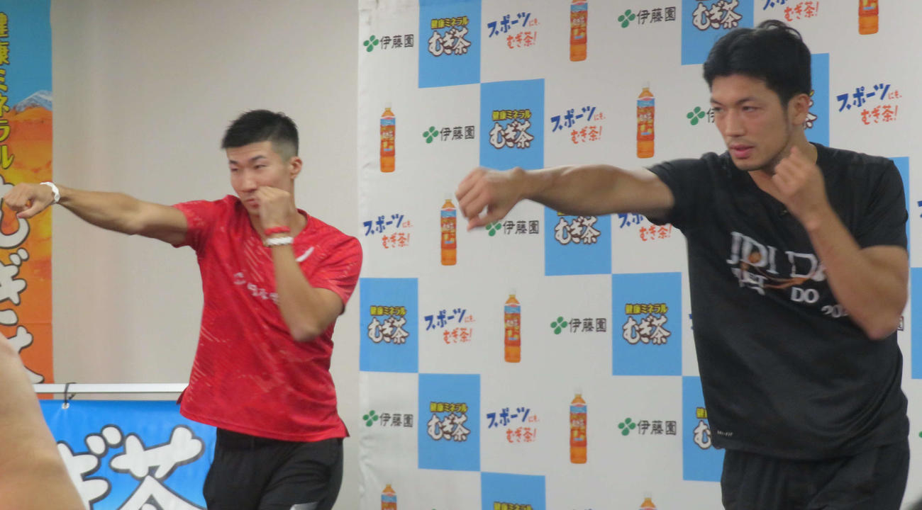 オンラインスポーツ教室で東洋大の後輩にあたる陸上短距離の桐生祥秀（左）とボクシングのワンツーを打つ前WBA世界ミドル級スーパー王者村田諒太