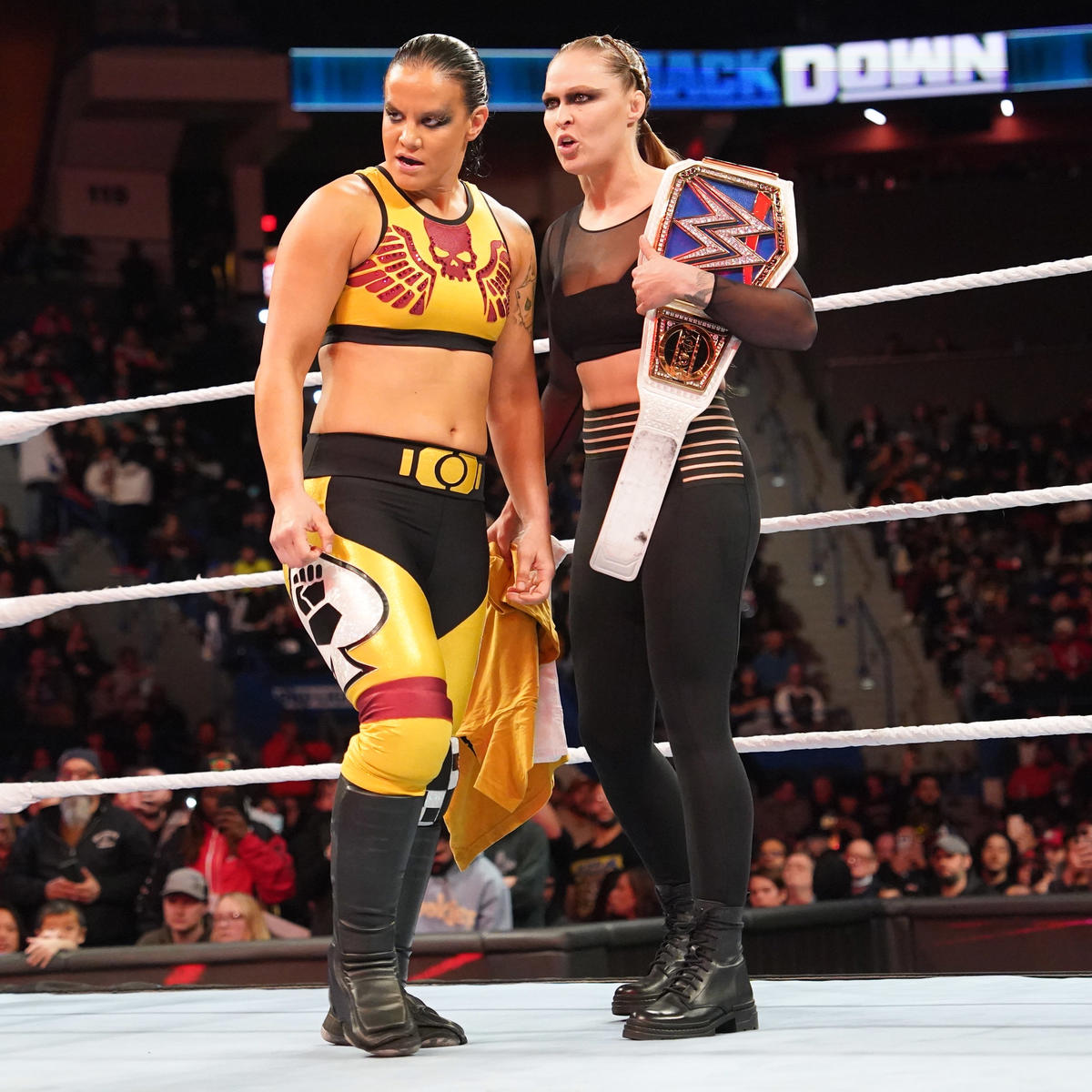 シェイナ・ベイズラー（左）のシングル戦でセコンドに入ったスマックダウン女子王者ロンダ・ラウジー（C）2022 WWE, Inc. All Rights Reserved.