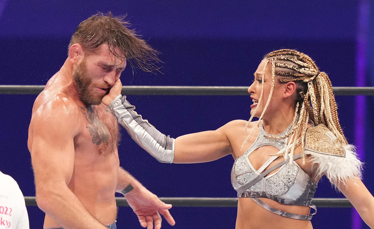 トム・ローラー（左）の顔面にビンタを入れるジュリア（撮影・菅敏）