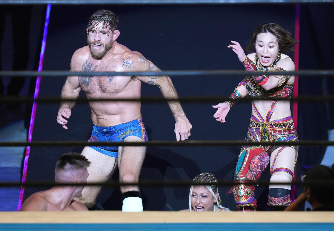 場外でジュリア（右下）とザック・セイバーJr．（左下）を攻めるトム・ローラー（左上）と朱里（撮影・菅敏）