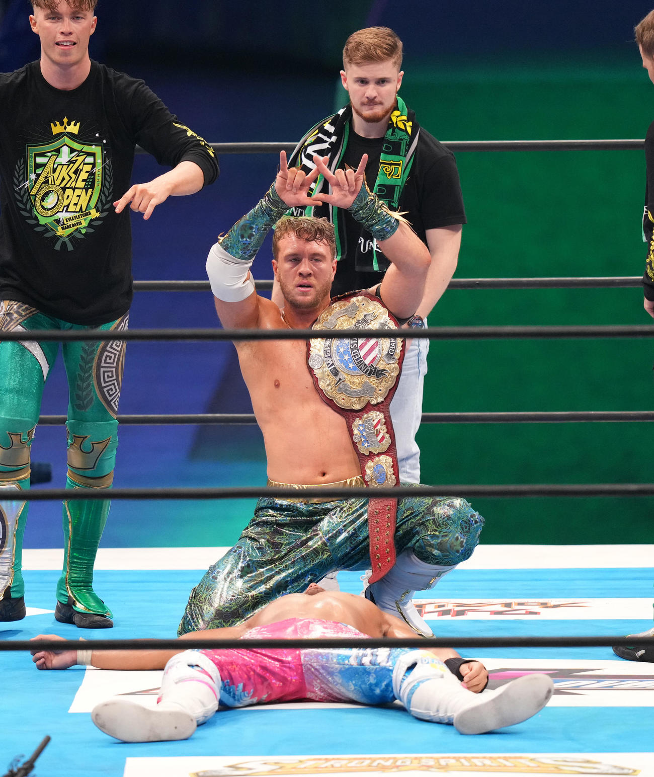 海野（手前）に勝利し、チャンピオンベルトを肩にポーズを決めるオスプレイ（撮影・菅敏）
