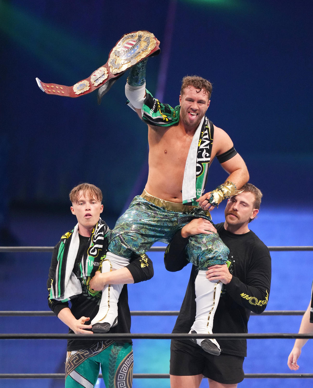 海野に勝利し防衛に成功したオスプレイは、チャンピオンベルトを手に笑顔を見せる（撮影・菅敏）