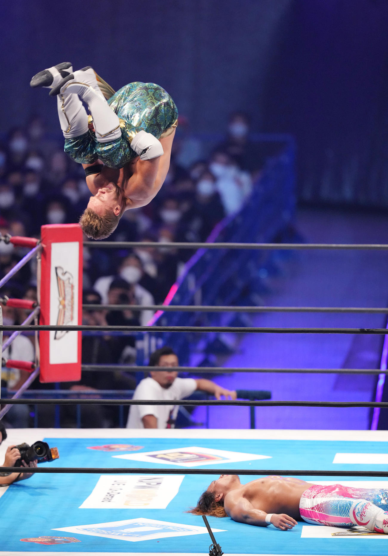 トップロープから豪快にジャンプし海野（下）を攻めるオスプレイ（撮影・菅敏）