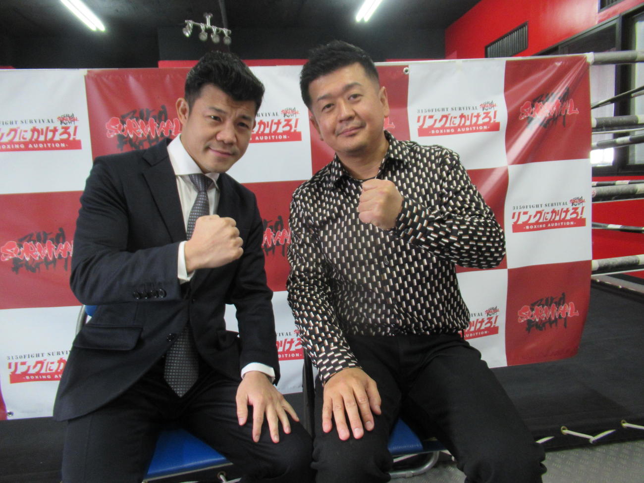 会見に臨んだ亀田興毅ファウンダー（左）とワタナベジムの深町マネジャー（2022・11・21 KWORLD3ジム　撮影・実藤健一）